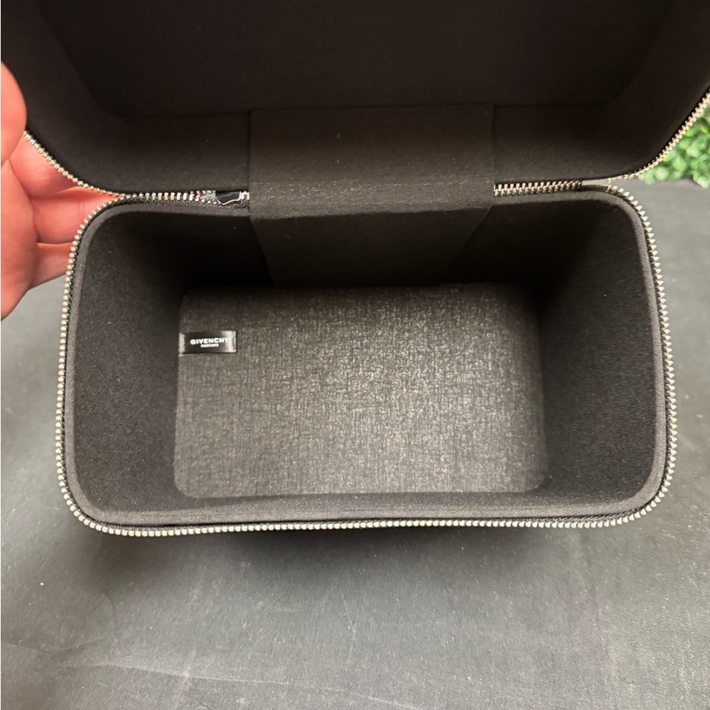 Givenchy Parfums BLACK VANITY CASE - Picture 5 of 8